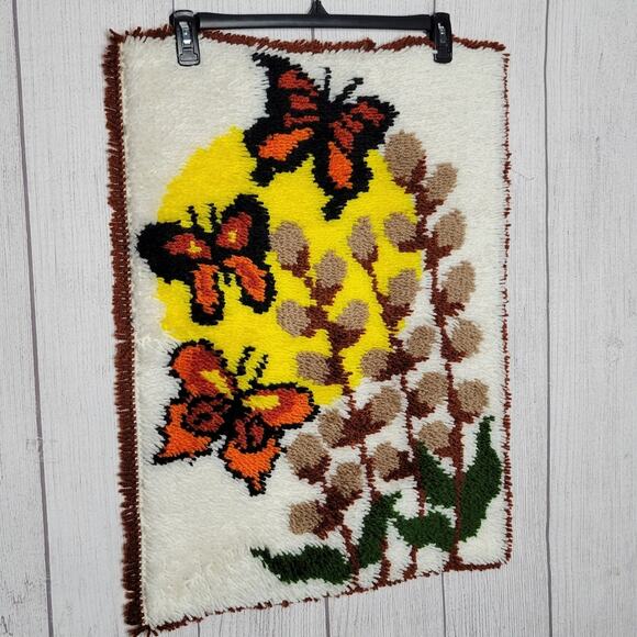 Vintage 70s Latch Hook Rug - Butterflies & Flowers, 20" x 27" - Picture 2 of 7